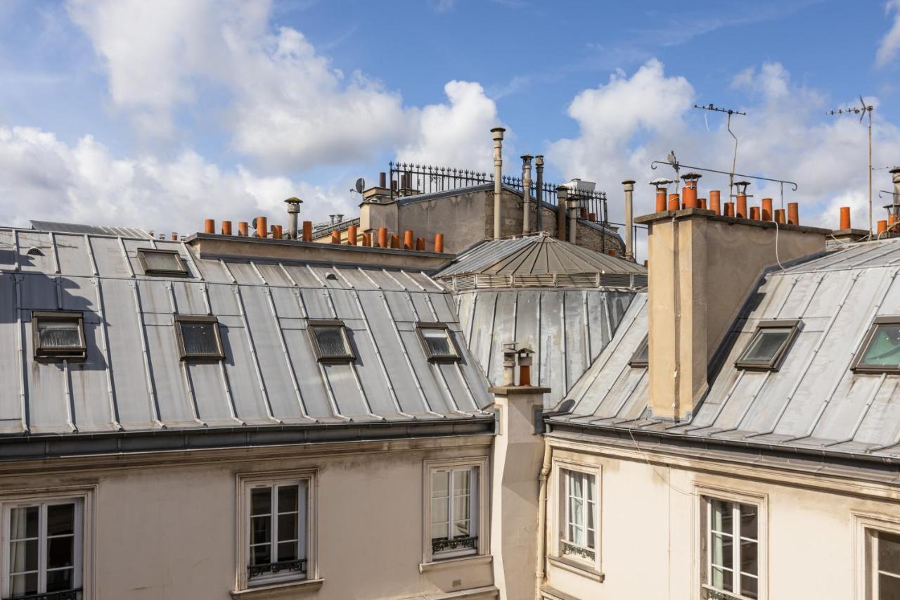 Veeve - Footsteps From The Arc De Triomphe Parijs