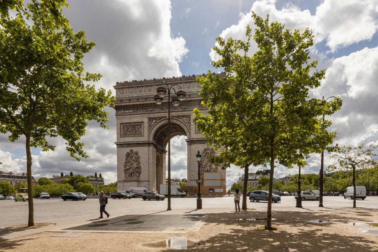 Veeve - Footsteps From The Arc De Triomphe Parijs
